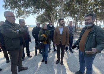 Mersinde polis depremzedeler icin kurulan cadirlari soktu