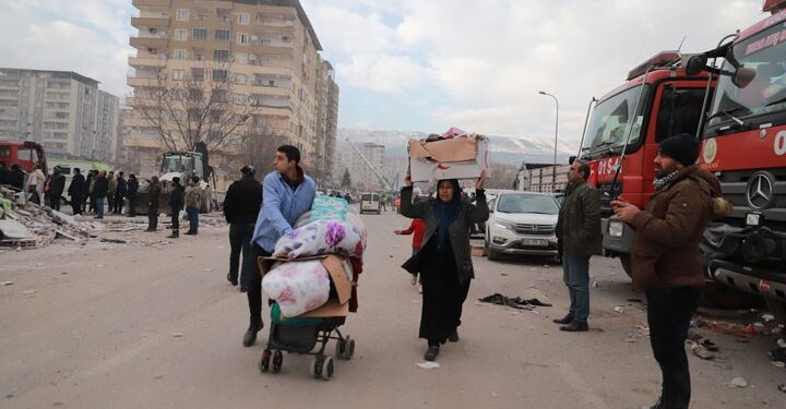 Oteller depremzedeleri cikarmaya basladi