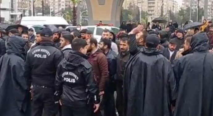 Belediye baskani halk tarafindan yuhalandi