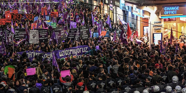 Feminist Gece Yürüyüşü