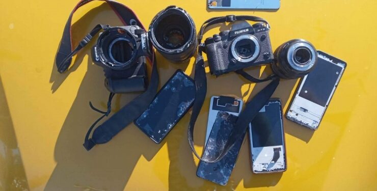 Hatayda Diyanet personeli Yunan gazetecilerin ekipmanini parcaladi