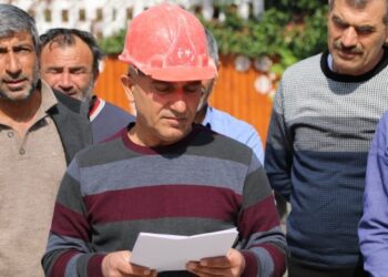 Insaat iscileri deprem bolgelerindeki insaatlarin durdurulmasi icin aciklama gerceklestirdi