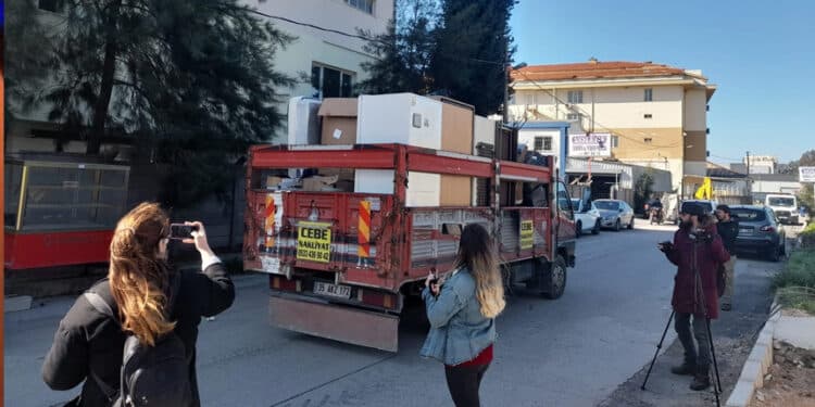 Konteyner kentte kalan depremzedeler polis zoruyla tahliye ediliyor