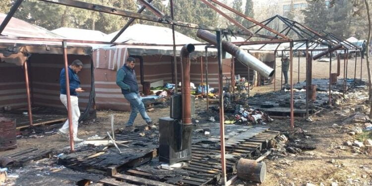 Marasta cadirlar yandi