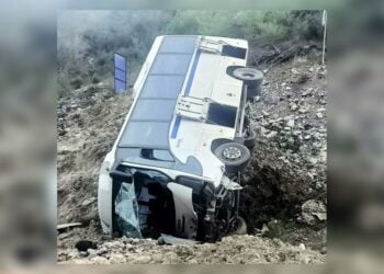 Maden iscilerini tasiyan minibus kaza yapti