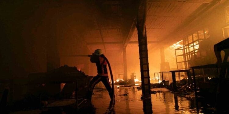 Mobilya fabrikasindaki yanginda 4 kisi hayatini kaybetti