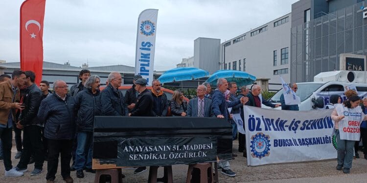 Barutcu Tekstil iscilerinden tabutlu protesto