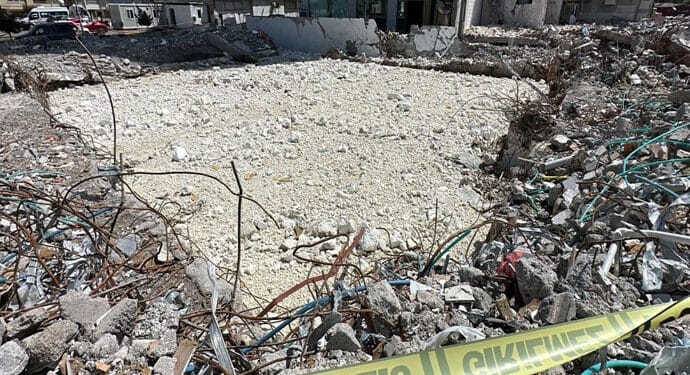 Depremden 100 gun sonra enkazdan cenaze cikarildi