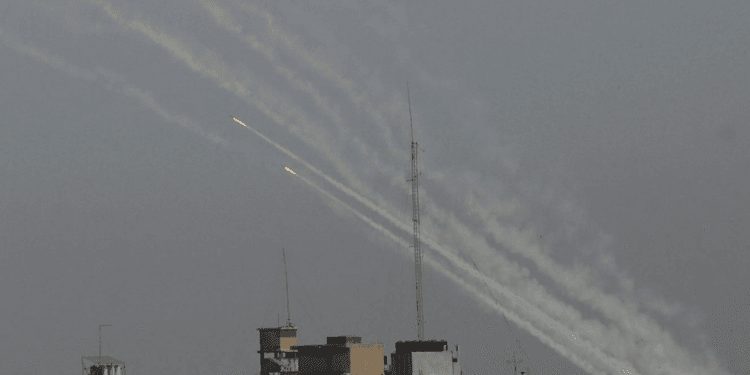 Filistinli tutsak yasamini yitirdi Gazzeden Israile 25 fuze atildi