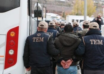 Hakkaride ev baskinlari 30 gozalti