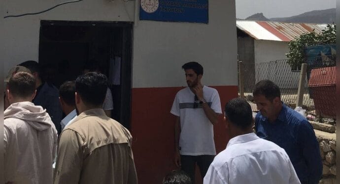 Hakkaride korucular ates acti Avukat ve vekiller darp edildi