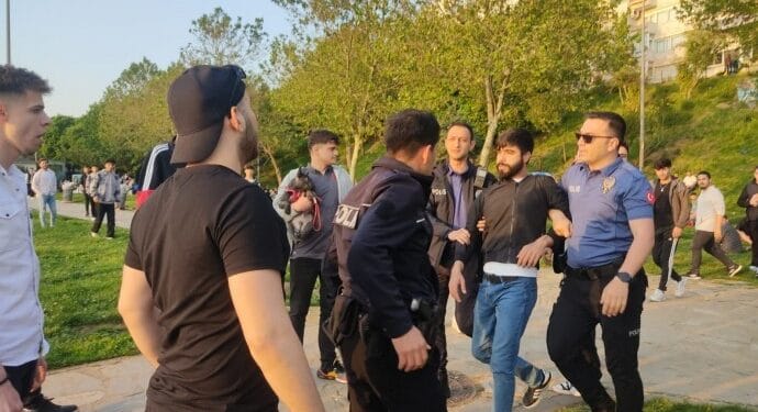 Halay ceken genclere polis saldirisi