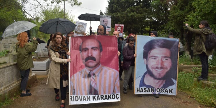 Hasan Ocak ve Ridvan Karakoc mezarlari basinda anildi