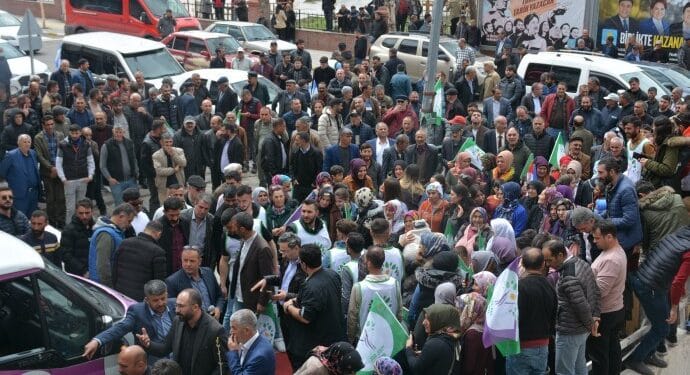 Izmirde 12 muzisyen gozaltina alindi