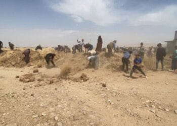 Mexmurda halk kazilan hendekleri elleriyle geri doldurdu