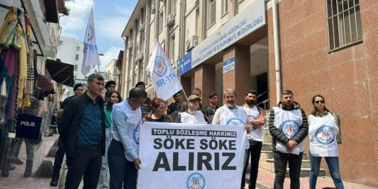 PTT emekcileri toplu sozlesme haklari icin eylemde