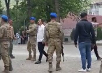 Sirnakta korucular Yesil Sol Parti gorevlilerini darp etti