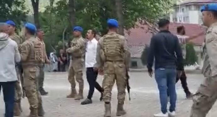 Sirnakta korucular Yesil Sol Parti gorevlilerini darp etti