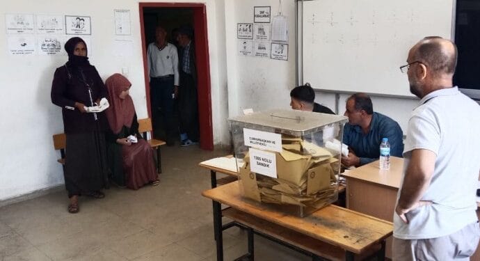 Urfa ve Adiyamanda blok oya karsi cikan musahitler darp edildi