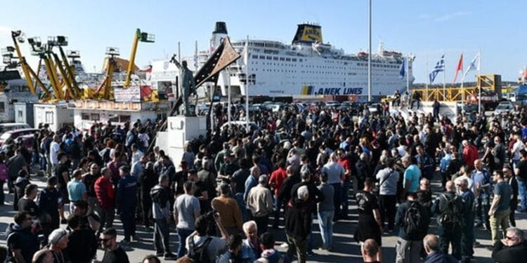 Yunanistanda is cinayeti Isciler is birakti