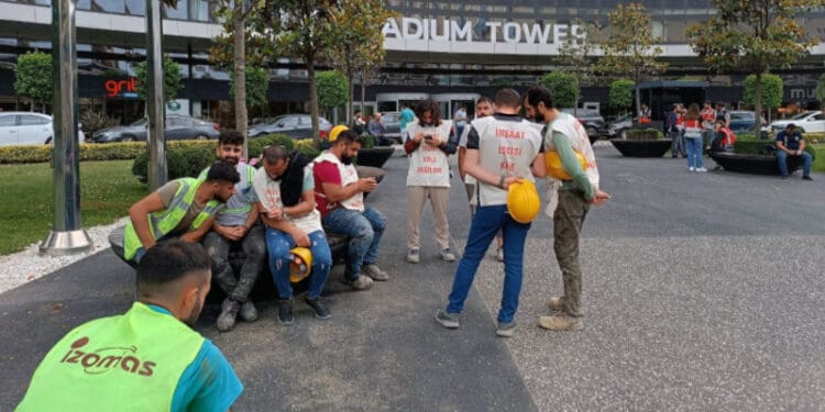 Insaat iscileri gasbedilen haklari icin direnise gecti