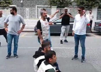 Insaat iscileri sik sik 22Insaat iscisi kole degildir22 slogani atti. Insaat iscileri polis tarafindan gozaltina alindi 1