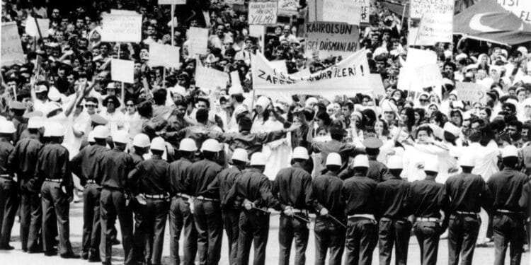 Isciler polis barikatinin onunde  scaled