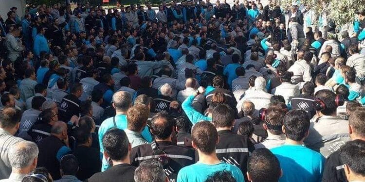 Sisecam iscileri isten atilan arkadaslari icin eylem yapti