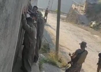 Özel harekat polisleri, yöresel kıyafet giyen 5 çocuğu duvara yaslayıp GBT yaptı