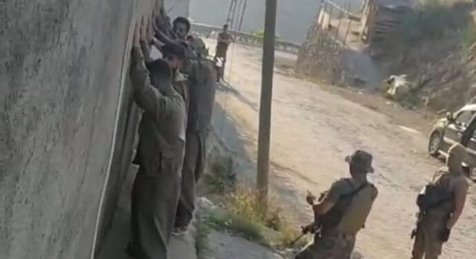 Özel harekat polisleri, yöresel kıyafet giyen 5 çocuğu duvara yaslayıp GBT yaptı