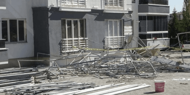 Malatya'da inşaat iskelesi çöktü