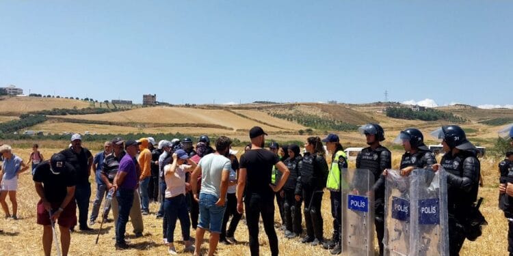 Dikmece'de kamulaştırılan arazilere jandarma eşliğinde iş makineleri girdi