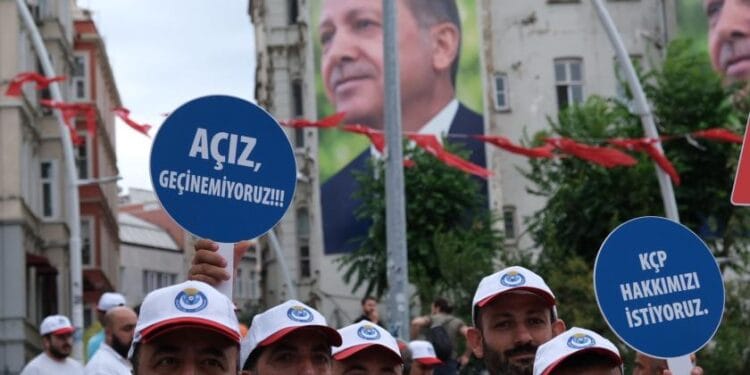 AKP'nin yönettiği 23 belediyede işçiler eyleme çıktı
