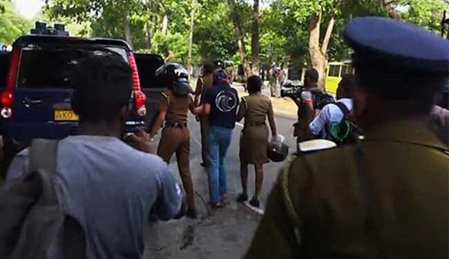 Sri Lanka'da öğrencilerin tutsakların serbest bırakılması talebiyle düzenledikleri eyleme polis saldırdı