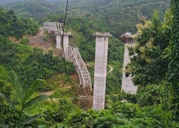 Hindistan'da demir yolu köprüsü çöktü: 17 işçi hayatını kaybetti
