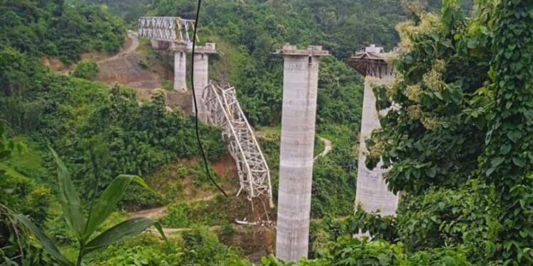 Hindistan'da demir yolu köprüsü çöktü: 17 işçi hayatını kaybetti