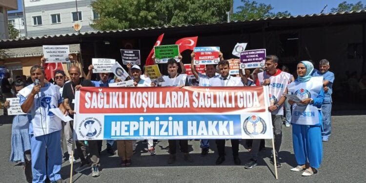 Cerrahpaşa sağlık emekçileri, yemekhanedeki sağlıksız koşullara karşı eylem yaptı