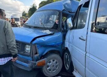 Fındık işçilerini taşıyan minibüsler kaza yaptı: 20 işçi yaralandı