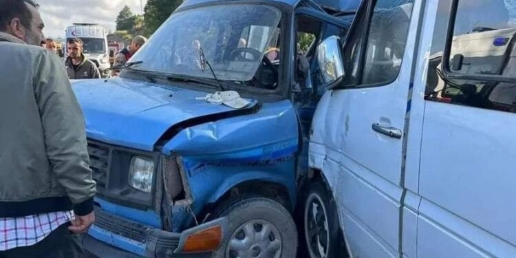 Fındık işçilerini taşıyan minibüsler kaza yaptı: 20 işçi yaralandı