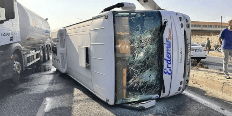 Manisa'da işçi servisi kaza yaptı: 25 işçi yaralandı