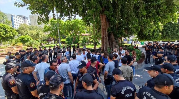 Adana’da Cumartesi Anneleri ile dayanışma eylemine polis saldırdı