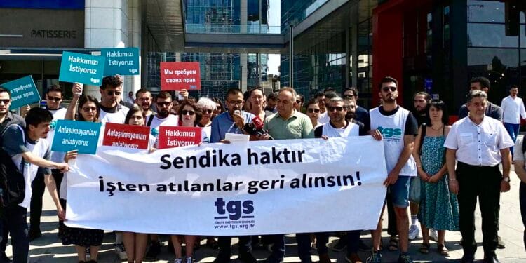 Sputnik Türkiye çalışanları işten çıkarmalara karşı basın açıklaması yaptı