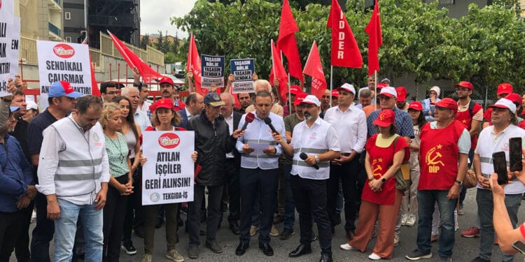 Tekgıda-İş Sendikası işten atmaları ve baskıları protesto etti