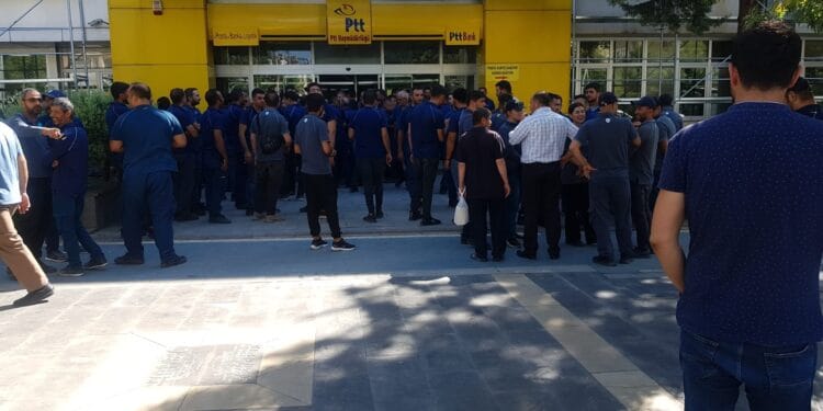 Antep'te PTT emekçileri iş bıraktı