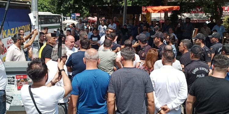 Adana'da Cumartesi Anneleri'ne destek eylemine polis saldırdı