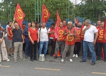 Tanzanya demiryolu projesinde 7 aydır maaş alamayan işçiler Yapı Merkezi önünde açıklama yaptı