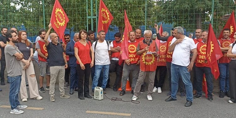 Tanzanya demiryolu projesinde 7 aydır maaş alamayan işçiler Yapı Merkezi önünde açıklama yaptı