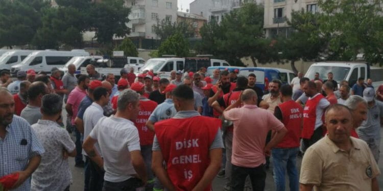 Kartal Belediyesi işçileri bir günlüğüne iş bıraktı