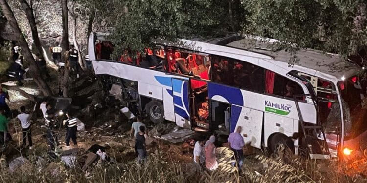 Sivas'tan İstanbul'a giden otobüs devrildi