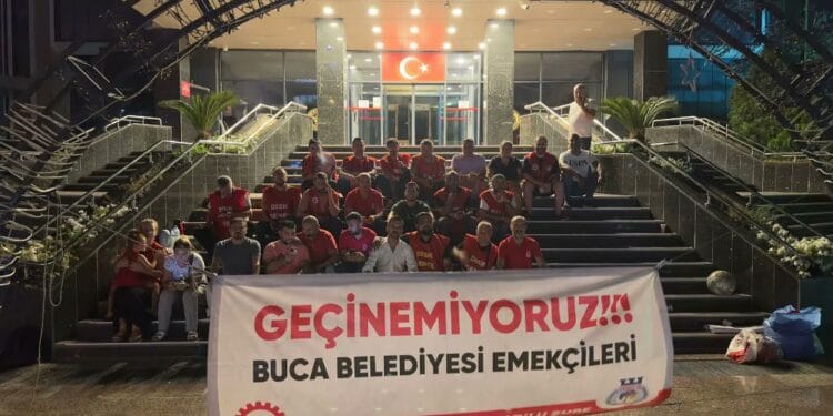 Buca Belediye işçilerinden oturma eylemi